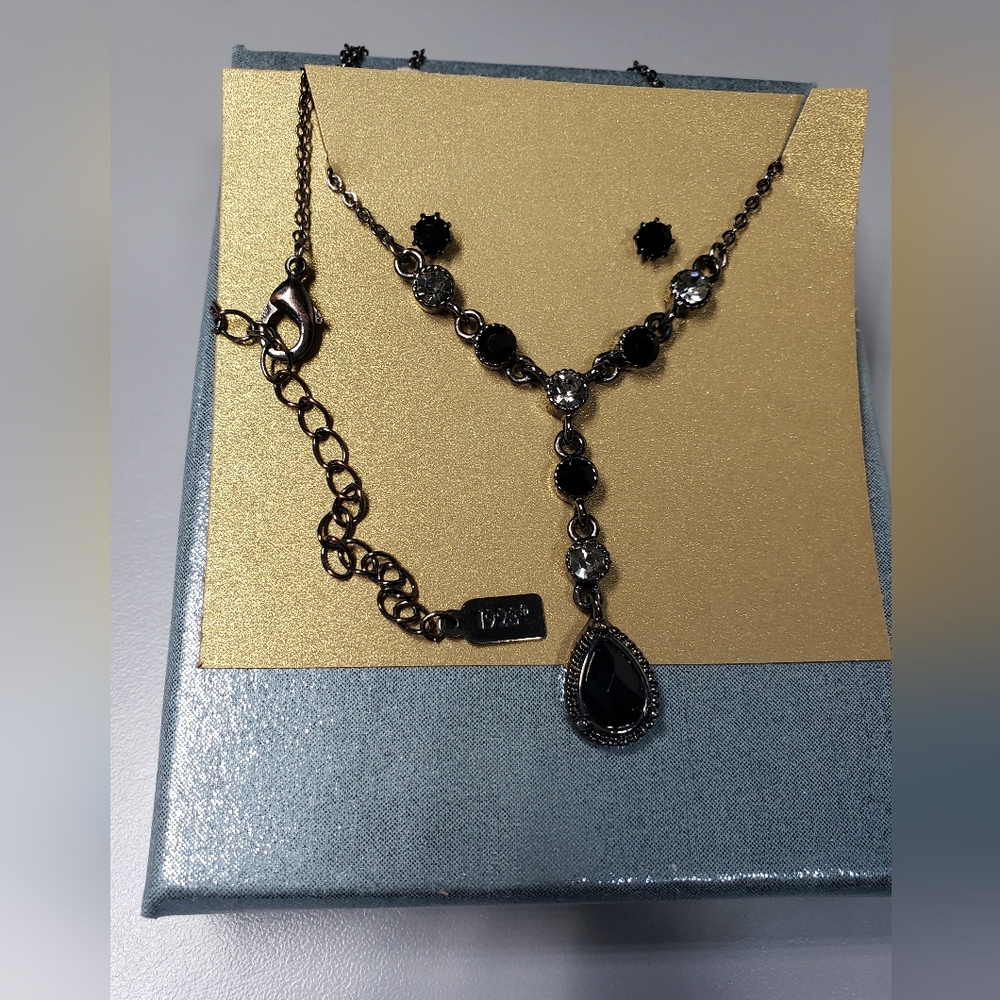 1928 Black Glass Stone Teardrop Pendant